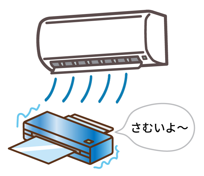 エアコンの冷風が当たって寒がるラミネーター