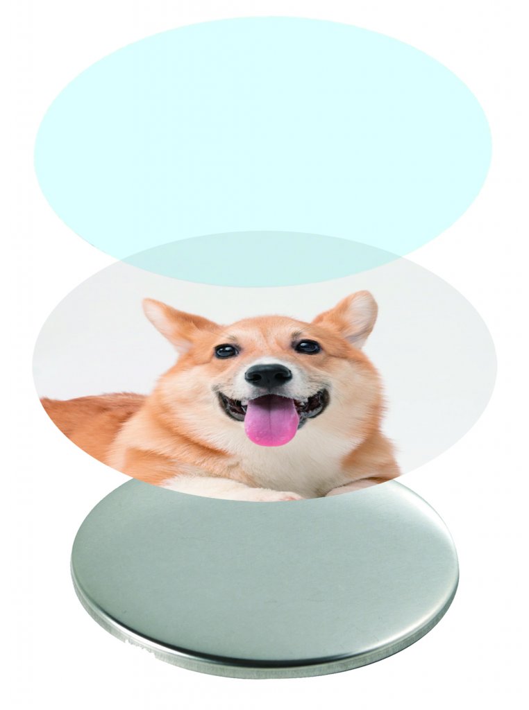 缶バッジのパーツを分解して見せた画像。下から金属製のバッジパーツ、笑顔のコーギー犬の写真、半透明のフィルムが縦に並べられている。