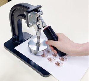 Kカッターで原稿をカットする手