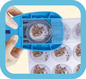 クラフトパンチで原稿をカットする手