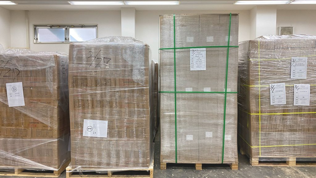 パレットに積まれ、ラップで保護された大型の荷姿のラミネートフィルム